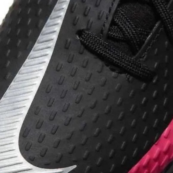 Nike Phantom black and pink soccer shoe - Picture 3 of 5